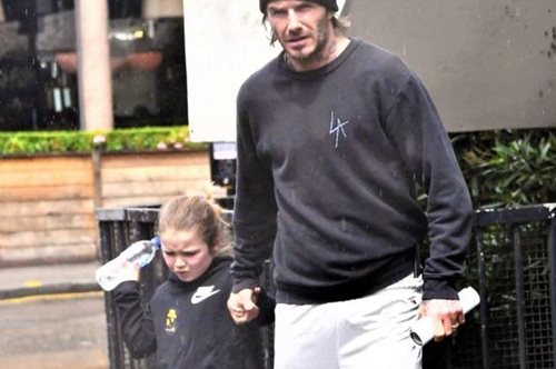 Ο Ντέιβιντ Μπέκαμ μαθαίνει στη μικρή του Χάρπερ ποδόσφαιρο