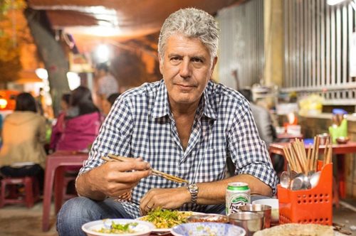 Ο Anthony Bourdain σου λέει τι να μην φας ποτέ από το μενού των αεροπλάνων