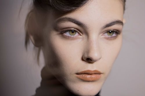 Πώς να γεμίσεις και να δώσεις σχήμα στα φρύδια σου με 3 κινήσεις 