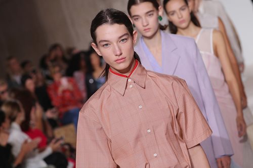 Γιατί αυτές οι φούστες της Victoria Beckham θα ντύσουν τις μέρες μας το καλοκαίρι του 2018 