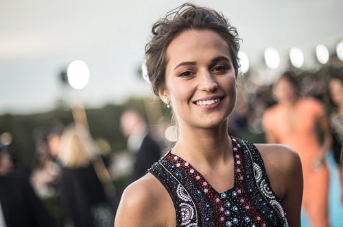 Η Αlicia Vikander φόρεσε το φόρεμα που όλες θέλουμε πάση θυσία στη ντουλάπα μας