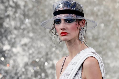 Η Chanel όρισε την τάση που θα κυριαρχήσει στα παπούτσια του χρόνου το καλοκαίρι  