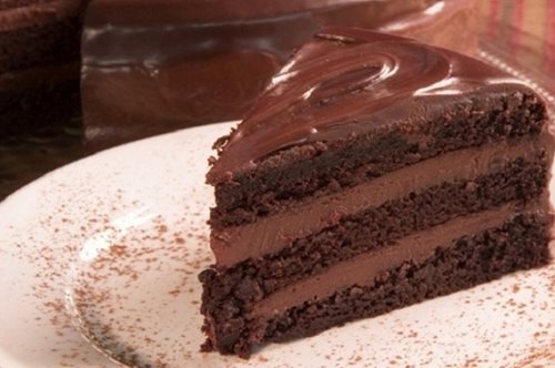 Πανεύκολη και πεντανόστιμη τούρτα με Lacta. Κανείς δεν μπορεί να αφήσει κάτω το κουτάλι