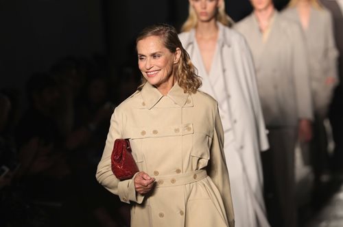 Πώς η θρυλική Lauren Hutton έσπασε ακόμα ένα ρεκόρ στον κόσμο της μόδας