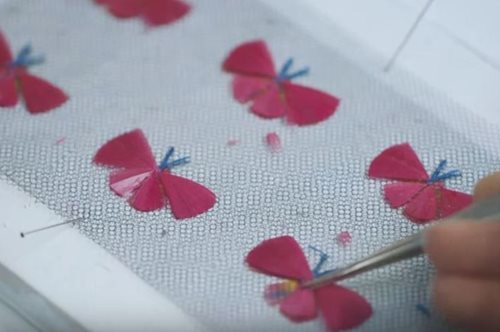 Ράβοντας ένα φόρεμα υψηλής ραπτικής στο ατελιέ του οίκου Chanel. Δείτε τη διαδικασία βήμα προς βήμα 