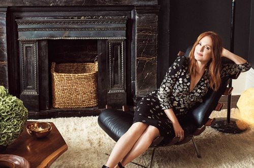 Στo διαμέρισμα της Τζούλιαν Μουρ στη Νέα Υόρκη η κουζίνα είναι στη μέση του σαλονιού