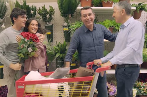 Τα Jumbo κυκλοφόρησαν την πρώτη ελληνική διαφήμιση με γκέι ζευγάρι 