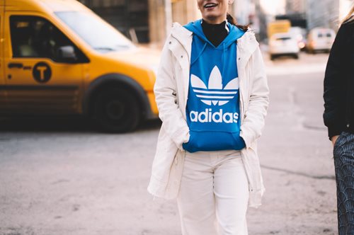 Το χρώμα στα ολοκαίνουργια sneakers της Adidas είναι το απόλυτο trend του φετινού χειμώνα