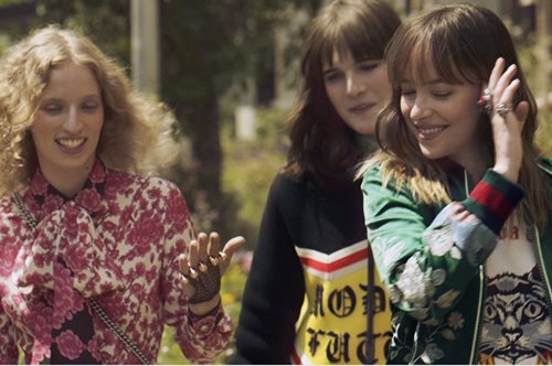 Η Ντακότα Τζόνσον και οι φίλες της φορούν το άρωμα που έχει γίνει ευωδιαστή μανία στη Νέα Υόρκη  