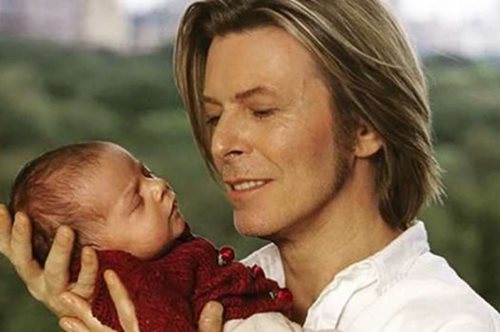 «Μου λείπεις»: Η κόρη του Ντέιβιντ Μπάουι και της Ιμάν είναι πλέον μια εντυπωσιακή γυναίκα 19 ετών 