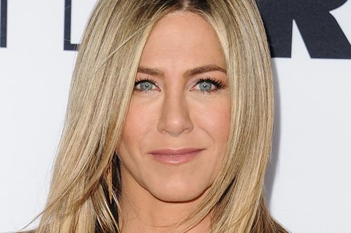 Η Τζένιφερ Άνιστον συνδύασε υπέροχα τη γυμνή φούστα, το μεγαλύτερο trend του φετινού χειμώνα