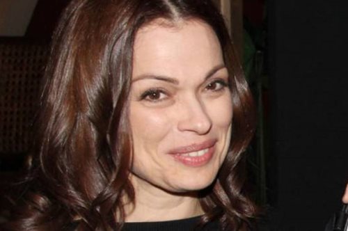 Αστεία και σοκαριστική. Η μεταμόρφωση της Δάφνης Λαμπρόγιαννη για το ρόλο της στο θέατρο είναι επική