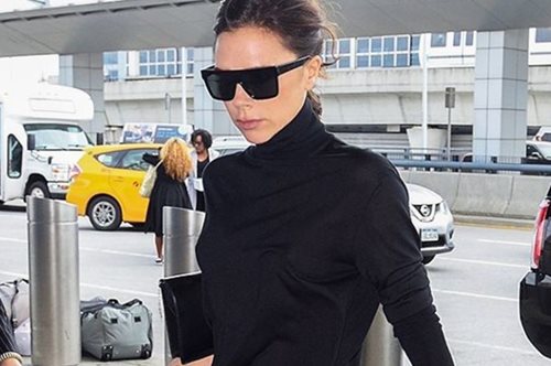 Η Βικτόρια Μπέκαμ συνδύασε ένα ολόμαυρο ντύσιμο με ένα αναπάντεχο χρώμα ankle boots