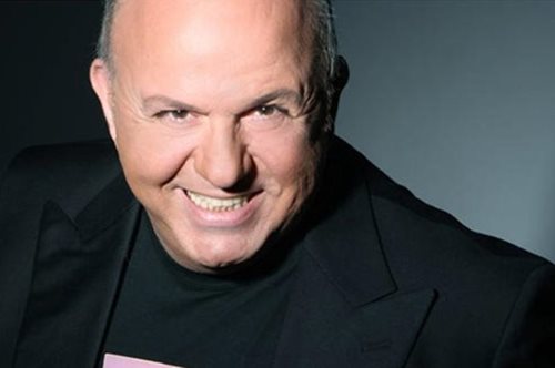 Η μεζονέτα του Νίκου Μουρατίδη στο κέντρο της Αθήνας έχει υπέροχη θέα 