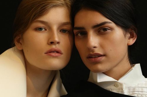 O μοναδικός σωστός τρόπος να φορέσεις τη μάσκαρα για να μην μουτζουρωθείς