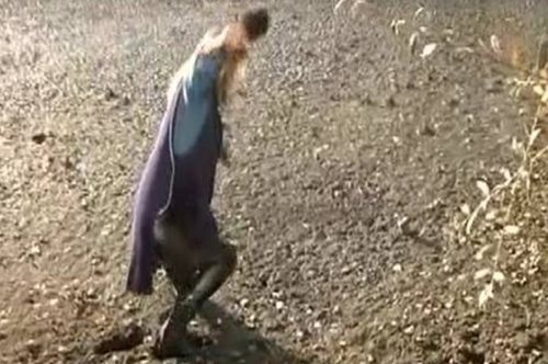 Η αμηχανία του ζωντανού ρεπορτάζ. Δημοσιογράφος βουλιάζει on air μέσα στη λίμνη Καστοριάς 