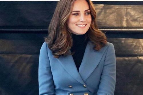 Η Κέιτ Μίντλετον συνδυάζει τα μαύρα jeggings με κλασικό blazer κατά τη διάρκεια της εγκυμοσύνης της