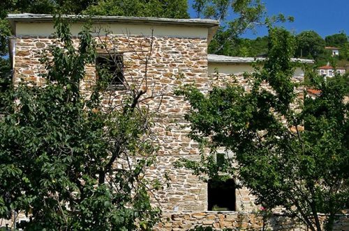 Η ολική μεταμόρφωση μίας πετρόχτισης κατοικίας του 19ου αιώνα στο Πήλιο σε σύχρονο παλάτι