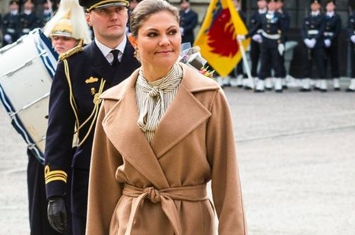 Αυτή τη μπλούζα από τα H&M θα την αναζητήσουν όλες μιας και τη φόρεσε η πριγκίπισσα Βικτόρια