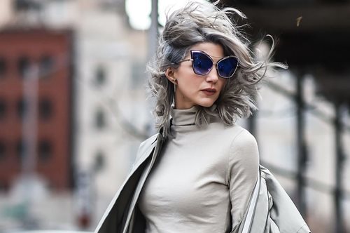 Μια beauty expert επισημαίνει τα 4 βασικά λάθη που κάνεις στα μαλλιά σου και σου προσθέτουν χρόνια