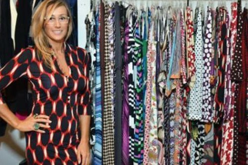 Nikki Poulos: Η Ελληνίδα σχεδιάστρια μόδας από την  Αυστραλία που ντύνει την Αμερική