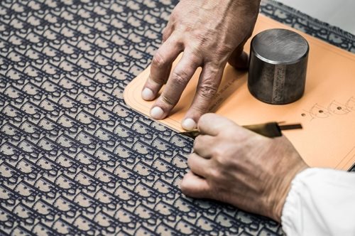 Είδαμε πώς φτιάχνεται γαζί-γαζί η εμβληματική τσάντα του οίκου Dior 