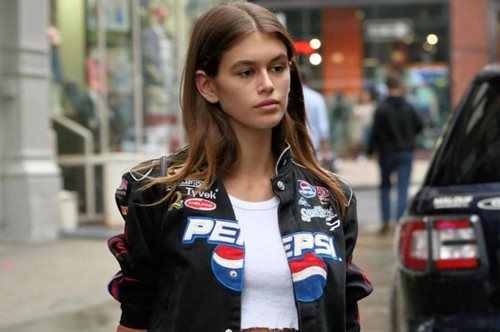 H Κάια Γκέρμπερ εμφανίστηκε με ένα σούπερ οικονομικό πουλόβερ από τα H&M 