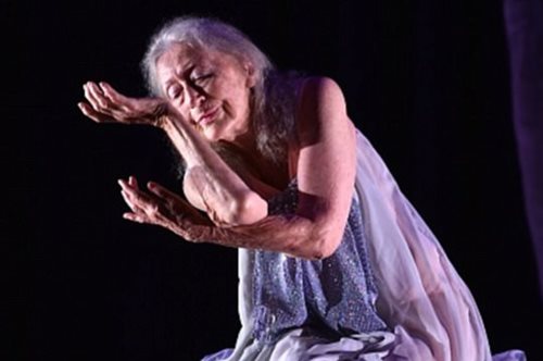 Η ξεχωριστή περίπτωση της χορεύτριας που έκλεισε τα 102 της χρόνια και δε σκοπεύει να τα παρατήσει