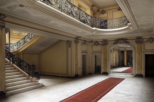 Μέσα στη μαγεία και το μεγαλείο μιας εγκαταλελειμμένης έπαυλης των αρχών του 1900