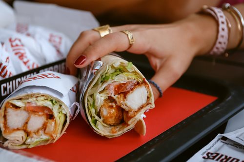 Μα τι έχει τέλος πάντων αυτό το κοτόπουλο στα Chicken Stories και όλοι τρέχουν να το δοκιμάσουν; 