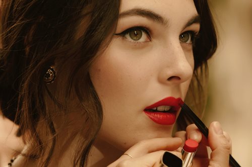 Αυτό είναι το ένα λάθος που κάνεις με το κραγιόν σου και σου προσθέτει χρόνια