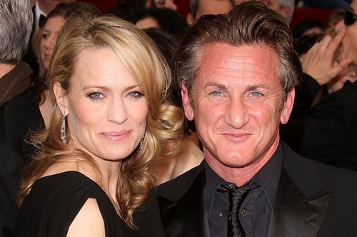 Η κόρη του Σον Πεν και της Ρόμπιν Ράιτ εμφανίστηκε με τη μαμά της και πραγματικά μπερδεύτηκαμε 