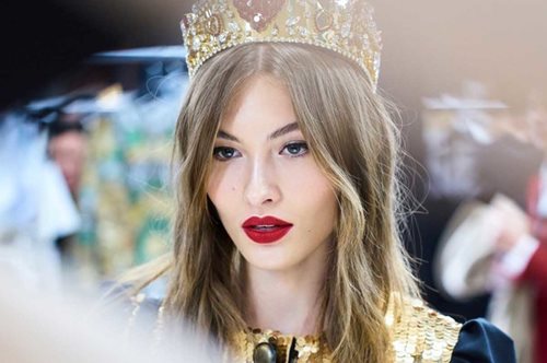 Το σχολείο της Vogue σου μαθαίνει τον εύκολο τρόπο να διορθώσεις το σχήμα των φρυδιών σου