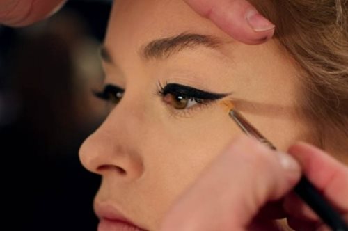 Το λάθος που κάνεις στο μακιγιάζ σου: Φόρεσε το eyeliner σύμφωνα με το σχήμα των ματιών σου 