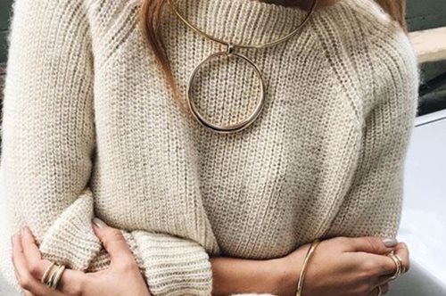 Το γυμνό πουλόβερ που κάνει μπαμ με όλα τα ρούχα σου κι ας στερείται χρώματος 