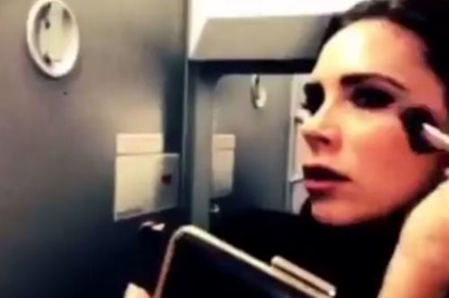 Το μυστικό τρικ της Βικτόρια Μπέκαμ για τη 2λεπτη ανανέωση του μακιγιάζ της στο αεροπλάνο 