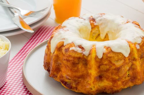 Αφράτο και αχνιστό σουφλέ με μπαγιάτικο ψωμί, τυριά και μπέικον. Η κυριακάτικη συνταγή της μαμάς 