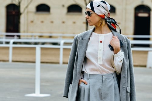 Μεγάλο κόλλημα. Αυτό είναι το κομψό παπούτσι που δεν μπορούν να σταματήσουν να φορούν οι στιλάτες 