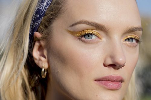 Ο τρόπος που μακιγιάρουμε τα μάτια μας στις φετινές γιορτές έχει κρυμμένο άσο στο μανίκι 