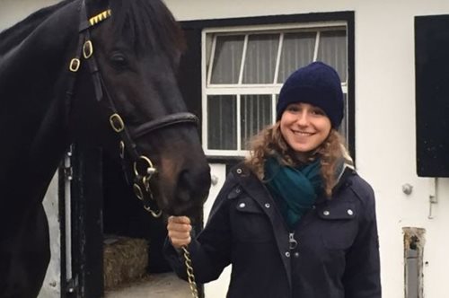 Η άγνωστη εγγονή του Σταύρου Νιάρχου, Ηλέκτρα, είναι η ανταγωνίστρια της Αθηνάς Ωνάση στην Ιππασία