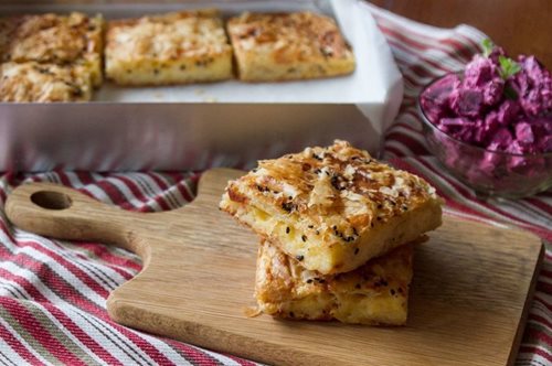 Η πανεύκολη τυρόπιτα με πίτες για σουβλάκια του Βασίλη Καλλίδη