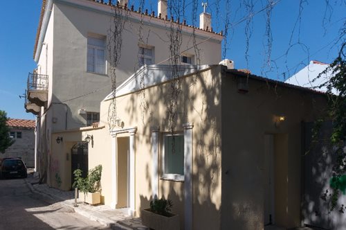 Το μικρό, χαριτωμένο σπίτι στο κέντρο της Πλάκας, κάτω από την Ακρόπολη που αγαπούν οι τουρίστες 