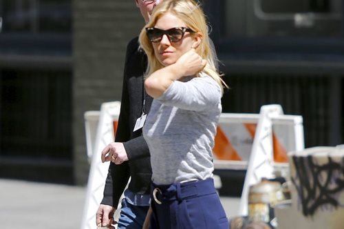 Η Σιένα Μίλερ είναι μία από εμάς. Δες τι φόρεσε για να κάνει shopping στη Νέα Υόρκη