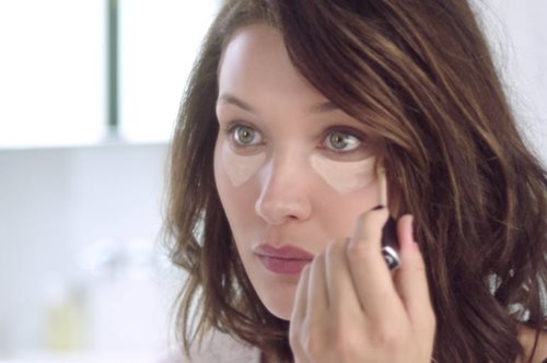 Πάνω από 35. Θέλεις να διώξεις χρόνια με το σωστό μακιγιάζ; Δες πώς φοράνε το κονσίλερ οι youtubers 