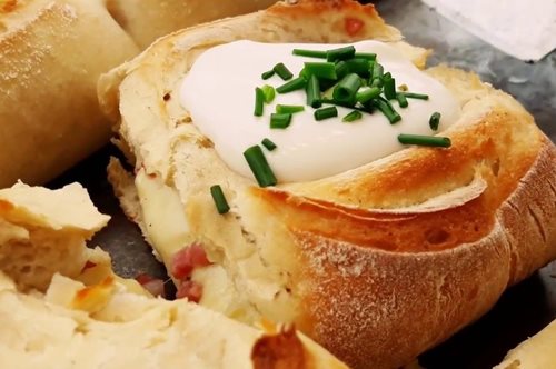 Ξέρουμε τη συνταγή για το παραδοσιακό, γερμανικό, ζεστό ψωμί που τρώγεται μετά μανίας στις γιορτές