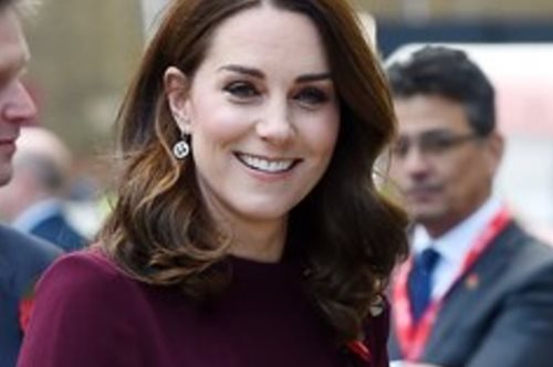 Η Κέιτ Μίντλετον φόρεσε το καλσόν με τέτοιο τρόπο ώστε τα πόδια να φαίνονται πιο μακριά και λεπτά 