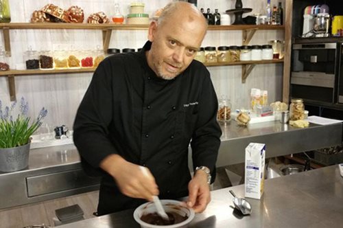 Η τηλεοπτική επιστροφή του Στέλιου Παρλιάρου. Σε ποιο κανάλι θα ξαναδούμε τον αγαπημένο σεφ;