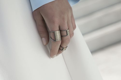 Γιάννης Σεργάκης: ο δημιουργός των μίνιμαλ κοσμημάτων που εντυπωσιάζουν μιλάει στο WomanTOC