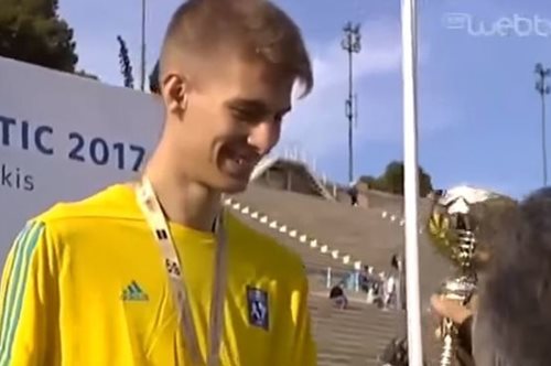 Μυθική σκηνή στην ΕΡΤ. Δημοσιογράφος τράβηξε καζανάκι την ώρα μετάδοσης του Μαραθωνίου