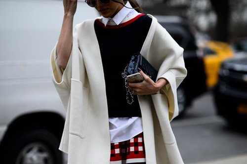 Αυτός είναι ο ψαγμένος τρόπος που θα φορέσουμε φέτος όλες τα χειμωνιάτικα φορέματα μας 